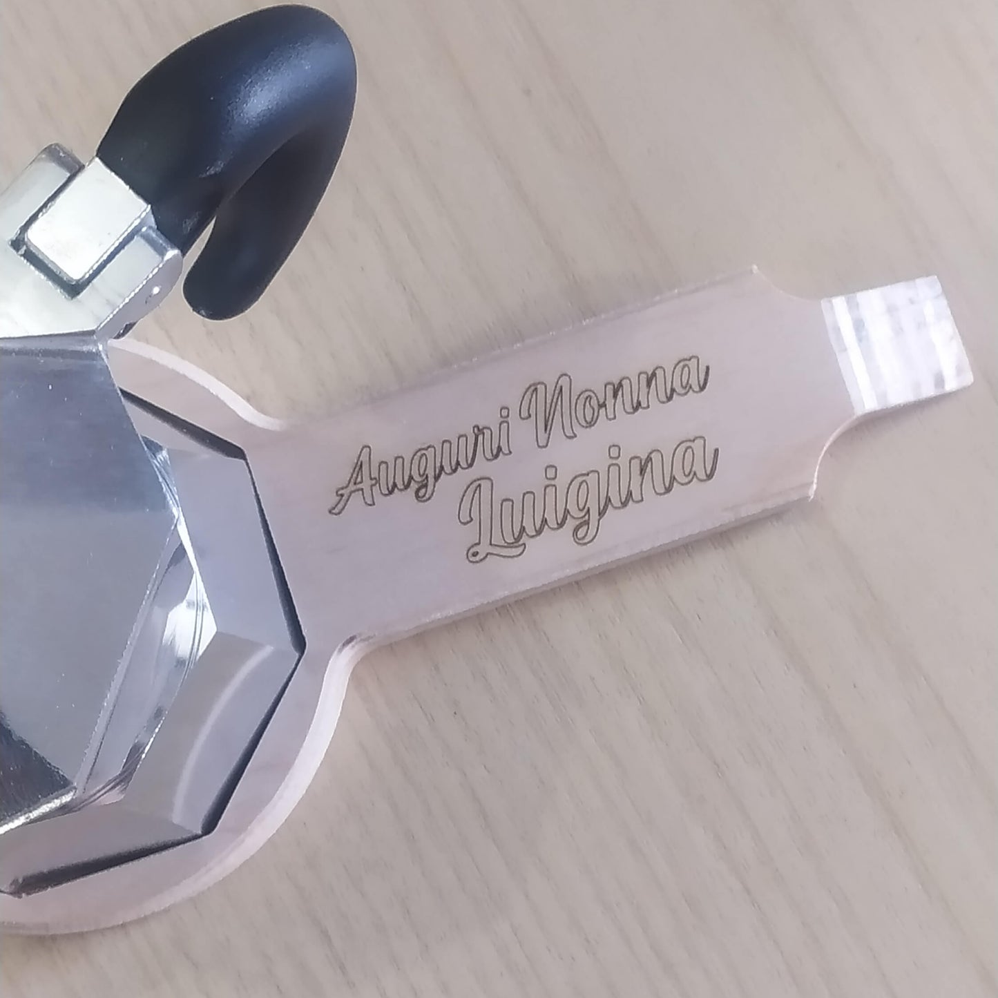 Aprimoka inciso con la scritta Auguri Nonna Luigina