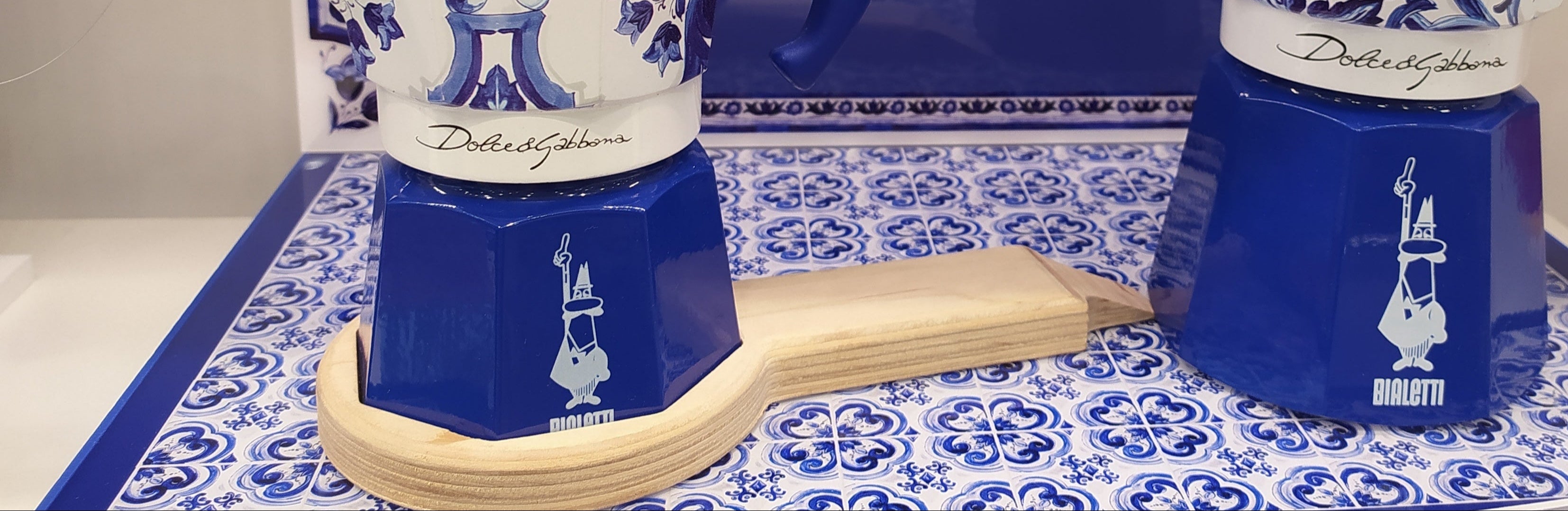 Aprimoka e Bialetti Dolce e Gabbana Mediterraneo, l'aprimoka è posto alla base della caffettiera per rendere più agevole ll'apertura