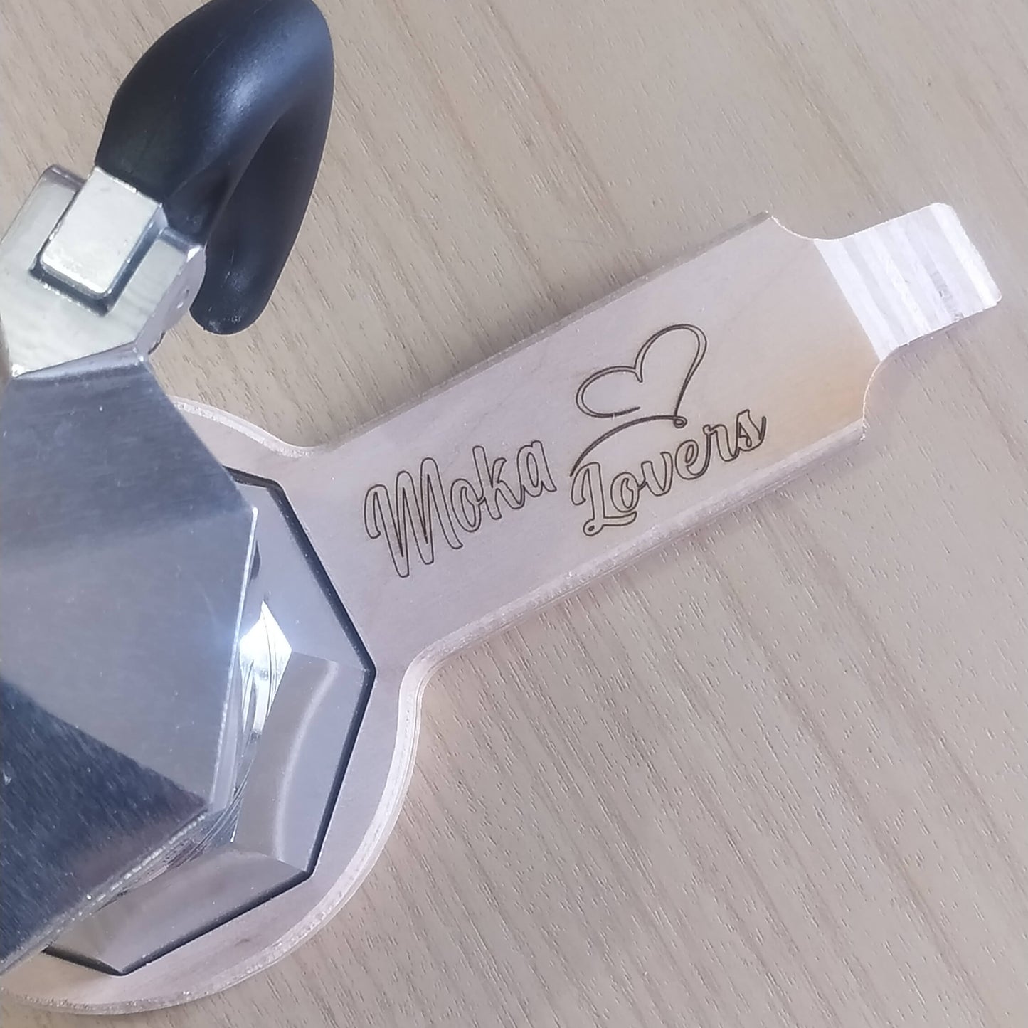 Aprimoka con l'incisione della scritta Moka Lovers ed un cuore