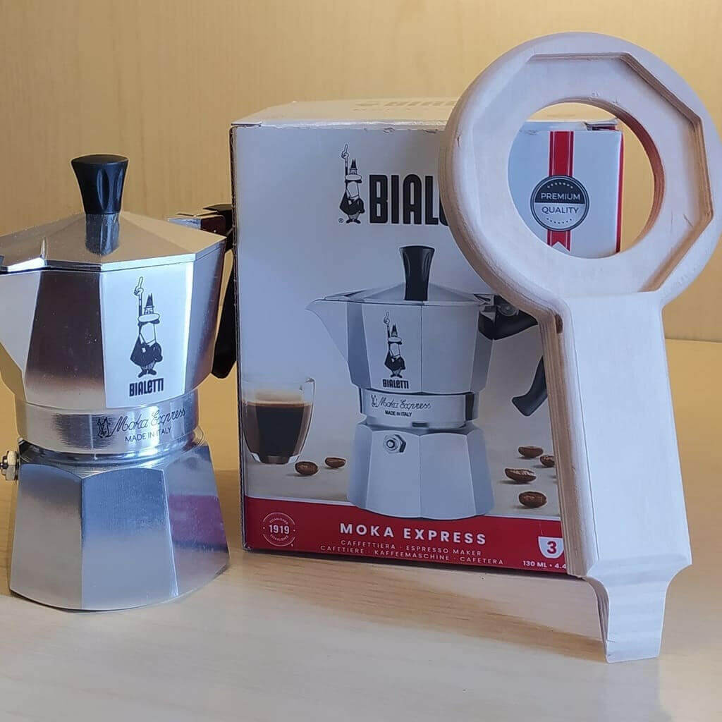 ApriMoka: apri-moka in legno per moka Bialetti, supporto octagonale per facilitare svitamento e riempimento portafiltro.
