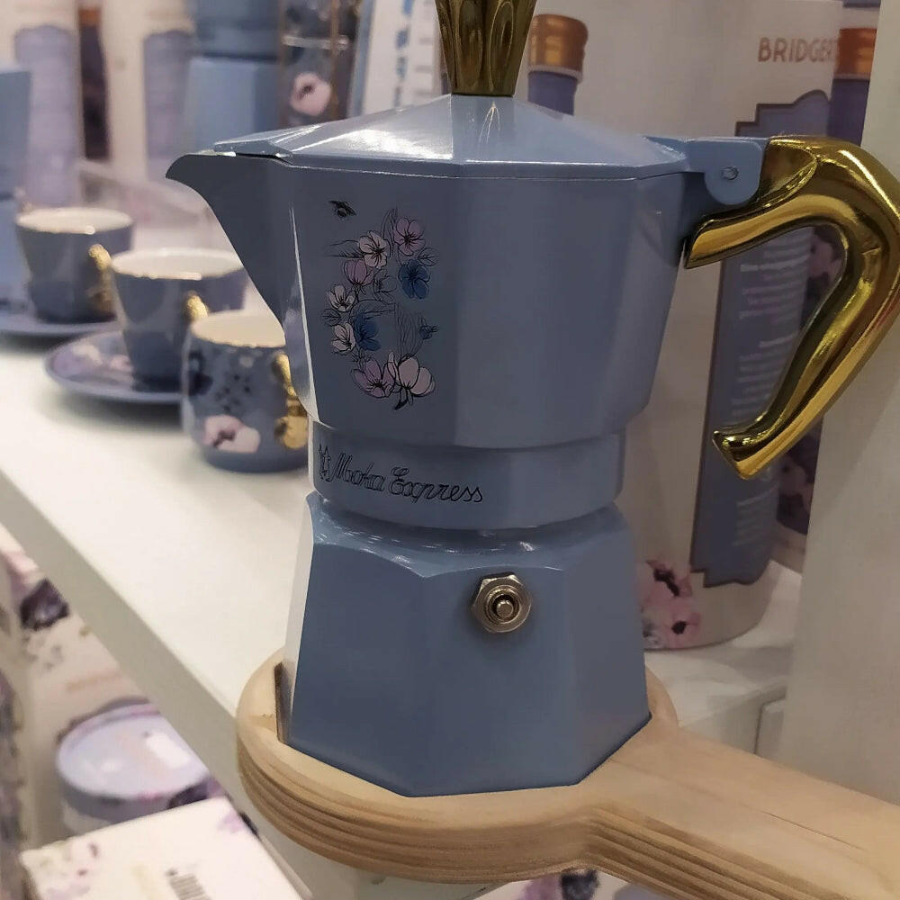 Brigerton  Bialetti con aprimoka posto alla base nella posizione idonea a facilitare lo svitare la caffettiera. La caffettiera è di tipo a Bialetti Moka Express a tre tazze