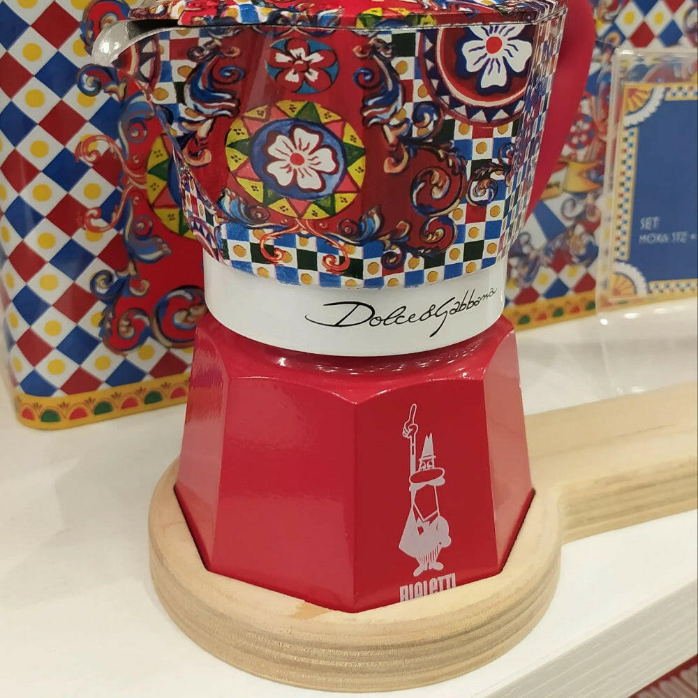 Dolce e gabbana Bialetti ed Aprimoka, caffettiera appoggiata su aprimoka, vista di tre quarti