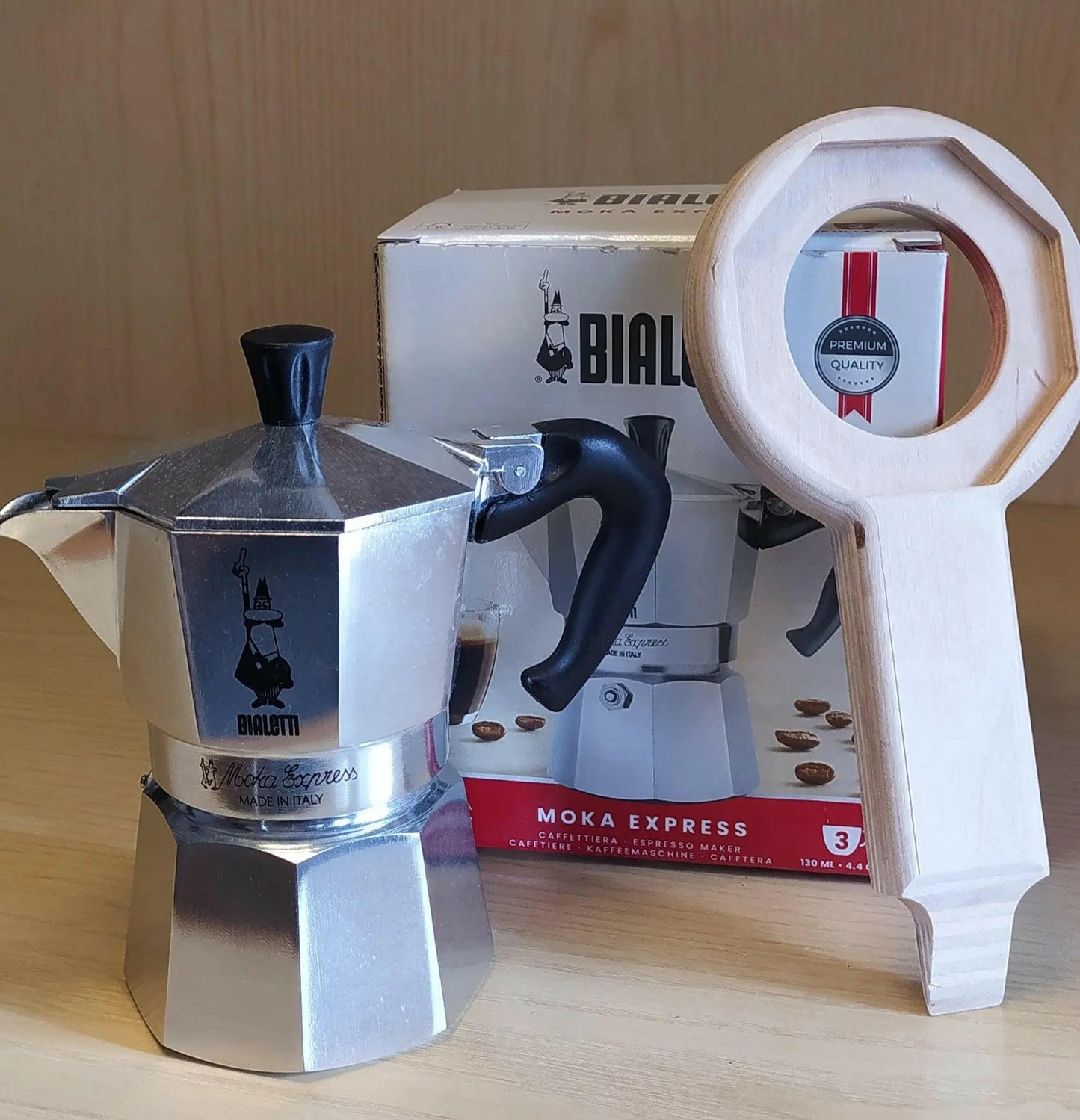 Caffettiera Bialetti MOka Express 3 tazze  con scatola  a cui è appoggiato aprimoka per lo svitamento e  riempiment porta caffè